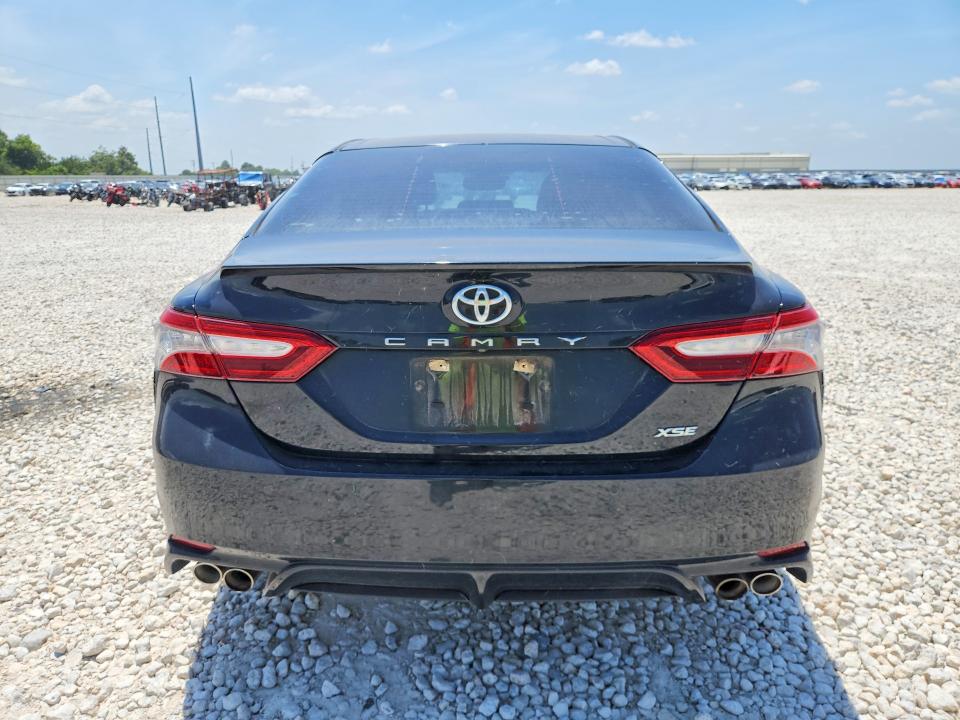 62365796 :رقم المزاد ، 4T1B61HK0JU516366 vin ، 2018 Toyota Camry مزاد بيع