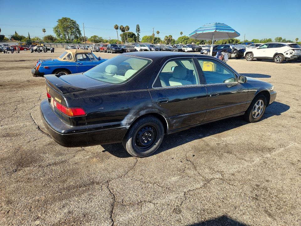 60069546 :رقم المزاد ، JT2BG28K2W0152093 vin ، 1998 Toyota Camry مزاد بيع