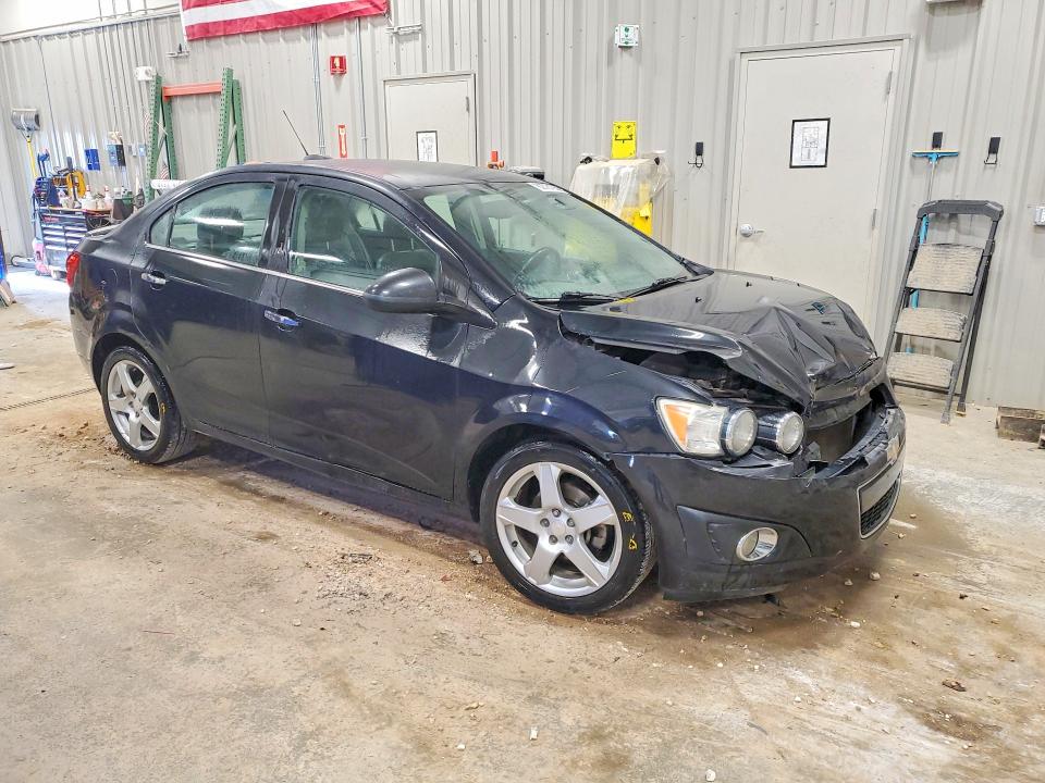62721356 :رقم المزاد ، 1G1JE5SB1F4107912 vin ، 2015 Chevrolet Sonic مزاد بيع