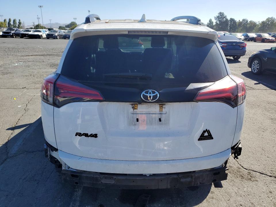 61606006 :رقم المزاد ، 2T3RFREV3JW697420 vin ، 2018 Toyota Rav4 مزاد بيع
