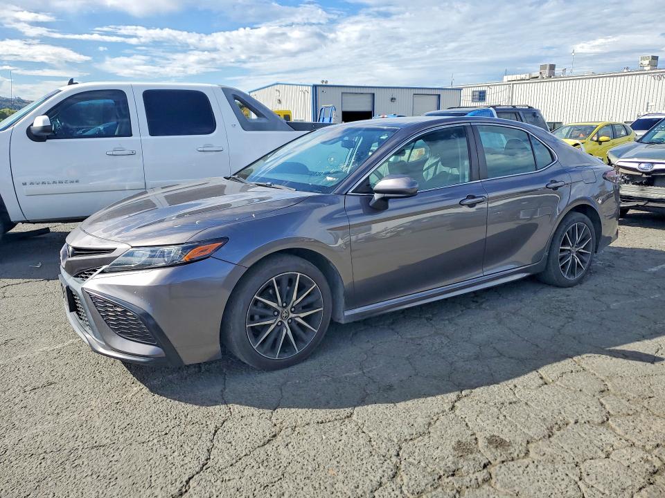 2021 Toyota Camry მანქანა იყიდება აუქციონზე, vin: 4T1G11AK4MU545873, აუქციონის ნომერი: 61997806