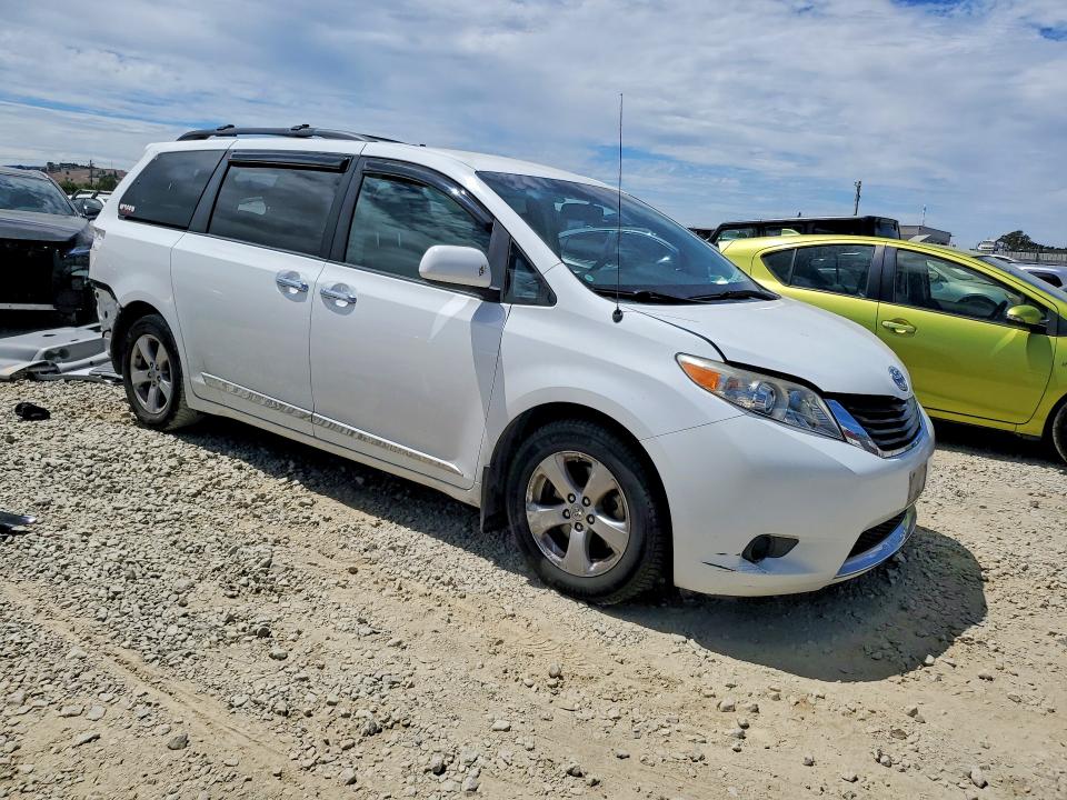 62074296 :رقم المزاد ، 5TDKK3DC6CS272935 vin ، 2012 Toyota Sienna مزاد بيع