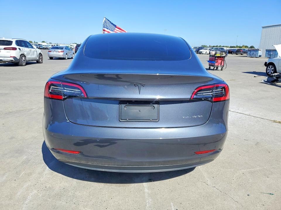 62681726 :رقم المزاد ، 5YJ3E1EB2NF319634 vin ، 2022 Tesla Model 3 مزاد بيع