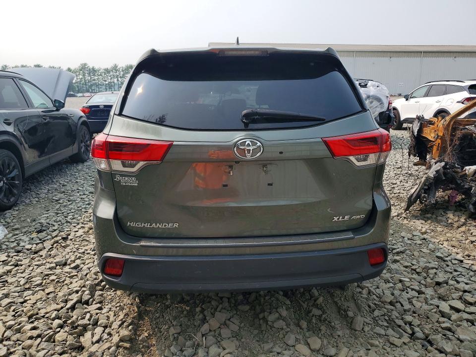 61290616 :رقم المزاد ، 5TDJZRFH1JS910511 vin ، 2018 Toyota Highlander مزاد بيع