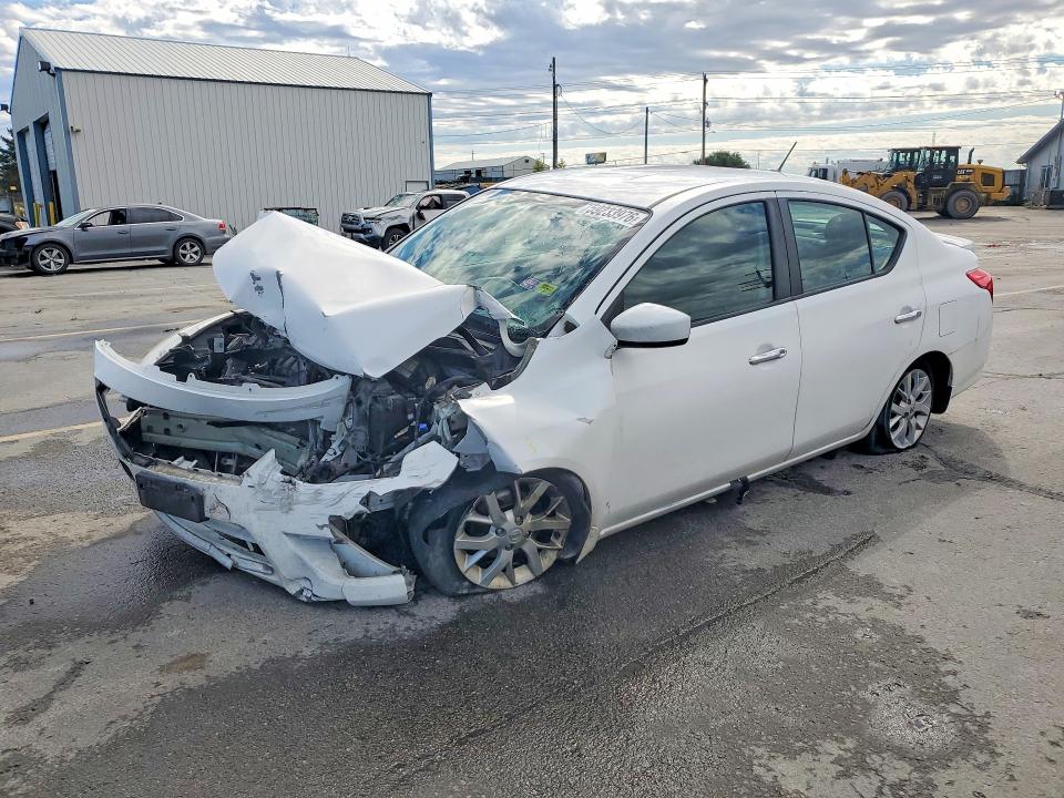 59233976 :رقم المزاد ، 3N1CN7AP7JL822675 vin ، 2018 Nissan Versa مزاد بيع