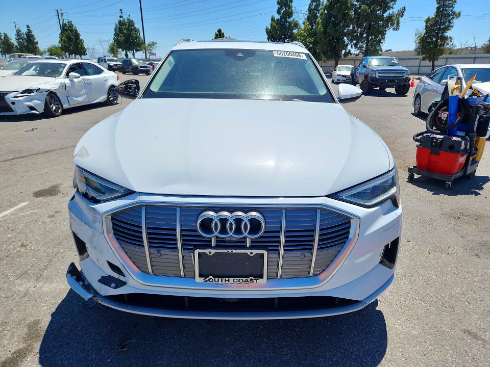 Продажа на аукционе авто 2019 Audi E-tron, vin: WA1LAAGE6KB005397, номер лота: 60200466
