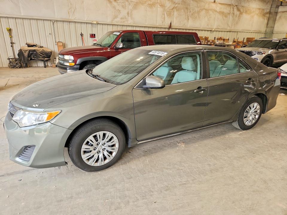 60674616 :رقم المزاد ، 4T4BF1FK6ER385782 vin ، 2014 Toyota Camry مزاد بيع