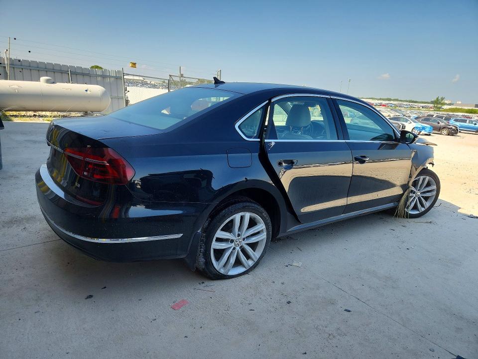 61415586 :رقم المزاد ، 1VWBA7A37JC008150 vin ، 2018 Volkswagen Passat مزاد بيع