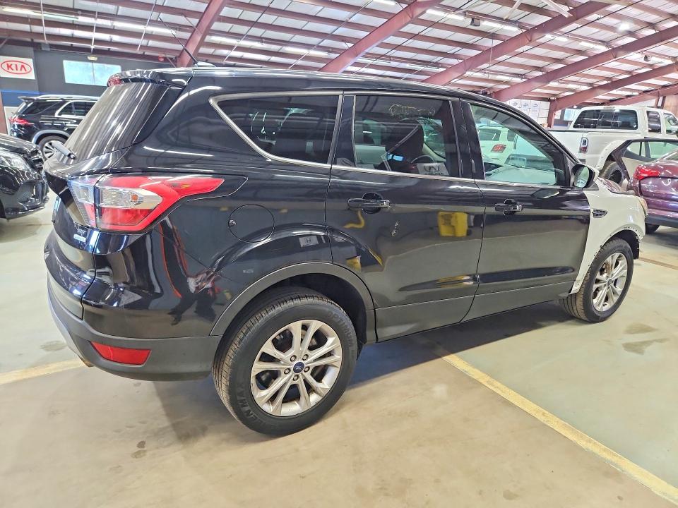 62443486 :رقم المزاد ، 1FMCU0GD5HUD71682 vin ، 2017 Ford Escape مزاد بيع