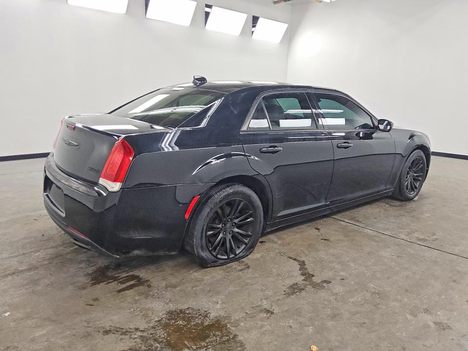 61816756 :رقم المزاد ، 2C3CCAAG4HH588129 vin ، 2017 Chrysler 300 مزاد بيع