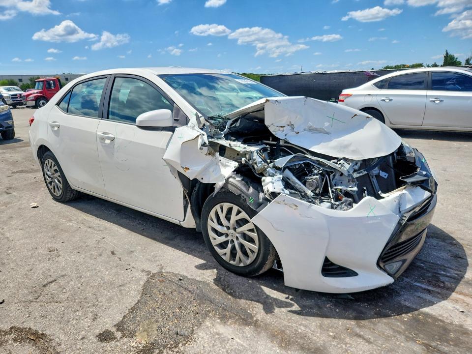59664766 :رقم المزاد ، 5YFBURHE4HP733851 vin ، 2017 Toyota Corolla مزاد بيع