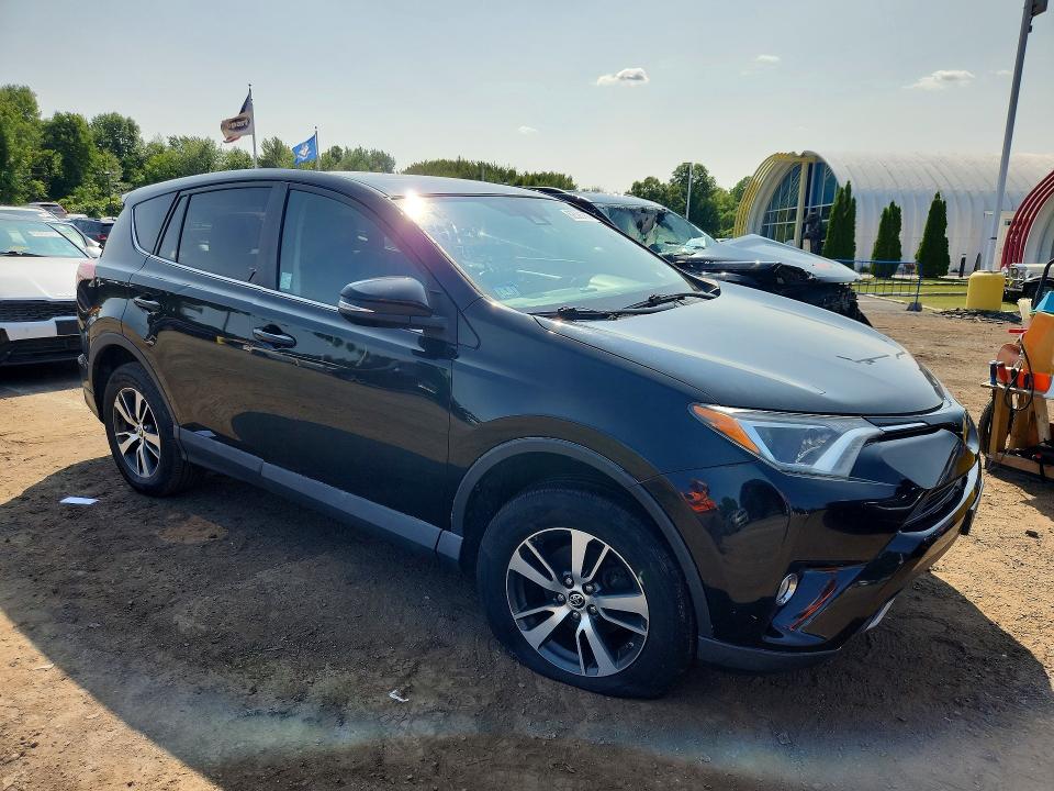 62565786 :رقم المزاد ، 2T3RFREV6JW803195 vin ، 2018 Toyota Rav4 مزاد بيع