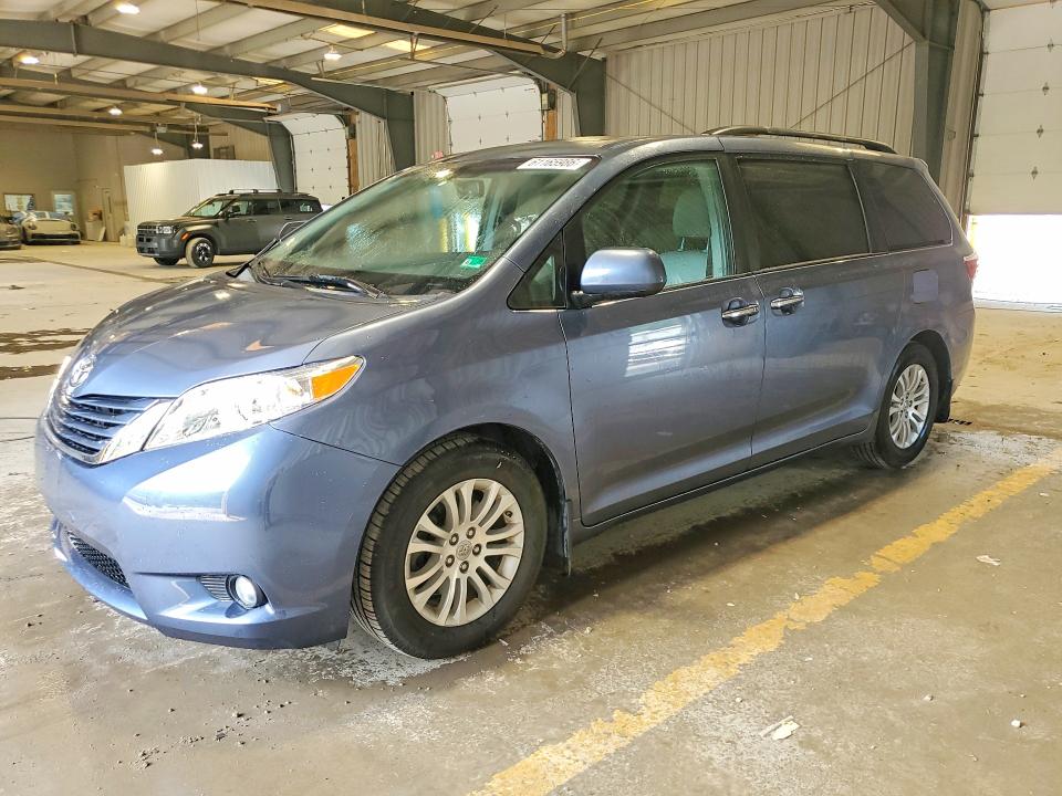 Auction sale of the 2017 Toyota Sienna, vin: 5TDYZ3DC5HS772887, lot number: 61165986