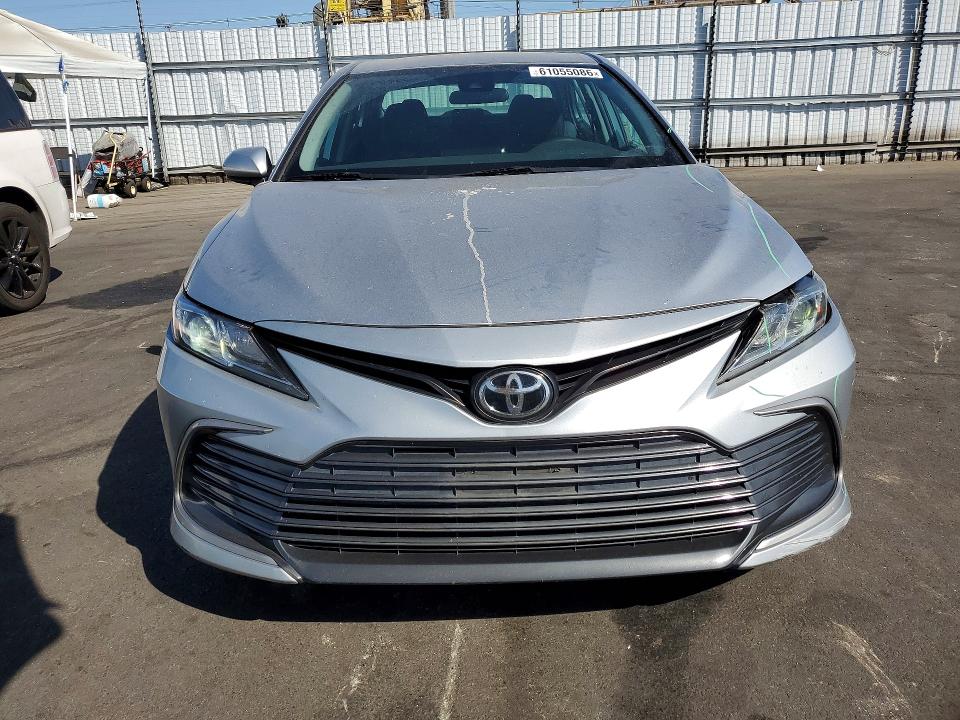 61055086 :رقم المزاد ، 4T1C11AK8NU631963 vin ، 2022 Toyota Camry مزاد بيع
