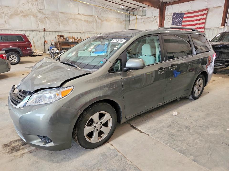 61056736 :رقم المزاد ، 5TDKK3DC2DS307231 vin ، 2013 Toyota Sienna مزاد بيع
