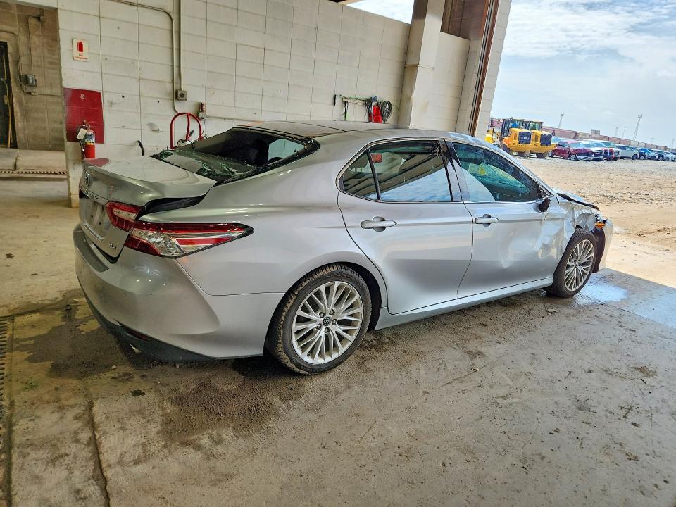 59305456 :رقم المزاد ، 4T1B11HK2JU530428 vin ، 2018 Toyota Camry مزاد بيع