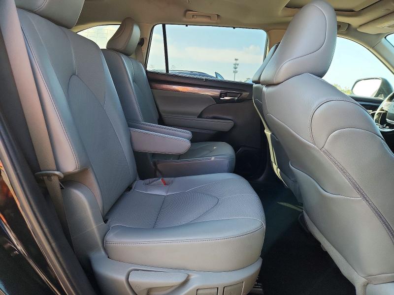 Auction sale of the 2022 Toyota Highlander, vin: 5TDDZRBH8NS567723, lot number: 63339676