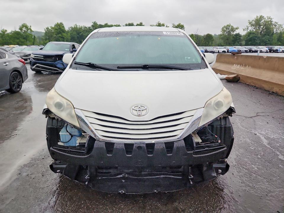 2015 Toyota Sienna მანქანა იყიდება აუქციონზე, vin: 5TDKK3DC4FS571943, აუქციონის ნომერი: 61899216