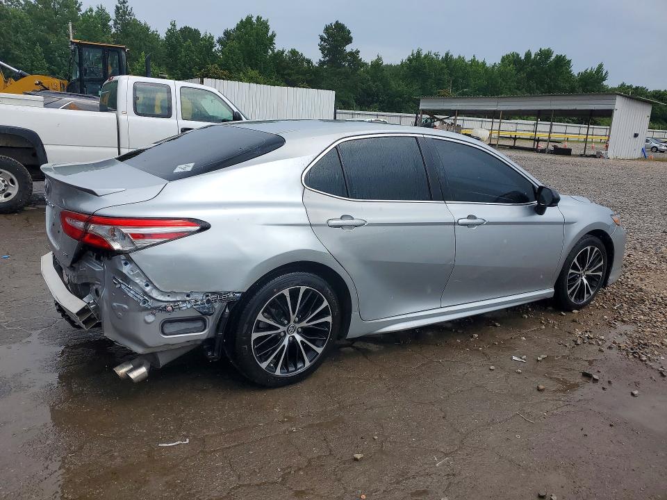 59716546 :رقم المزاد ، 4T1B11HK1JU094784 vin ، 2018 Toyota Camry مزاد بيع