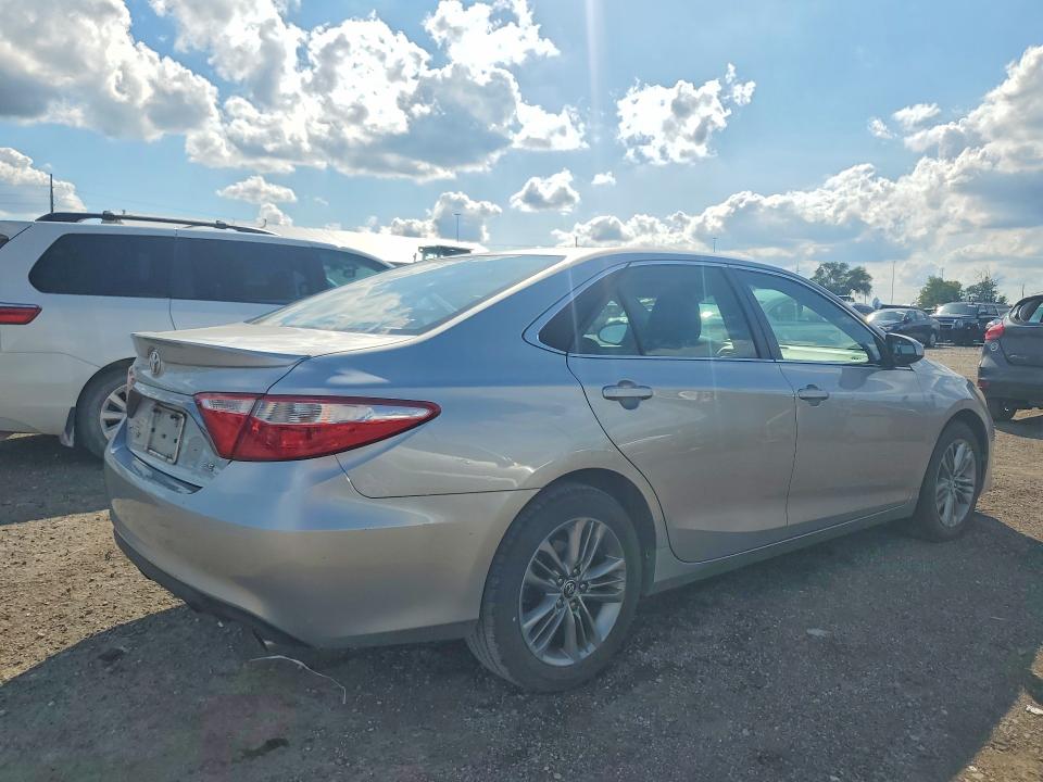 58498276 :رقم المزاد ، 4T1BF1FK8FU888323 vin ، 2015 Toyota Camry مزاد بيع