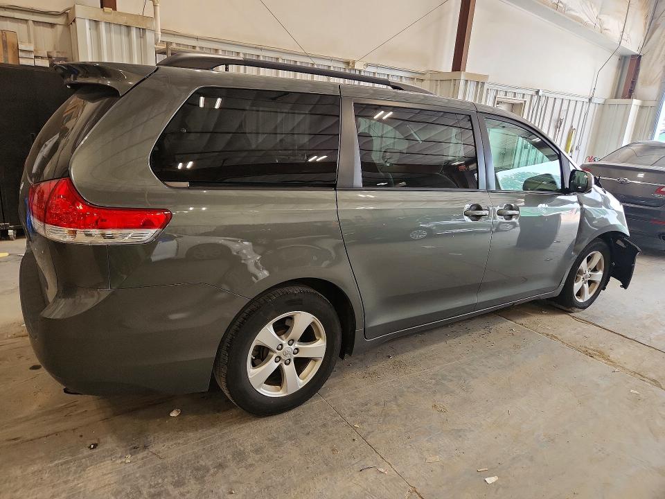 61056736 :رقم المزاد ، 5TDKK3DC2DS307231 vin ، 2013 Toyota Sienna مزاد بيع