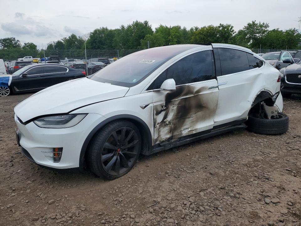 61532436 :رقم المزاد ، 5YJXCAE25HF075151 vin ، 2017 Tesla Model X مزاد بيع