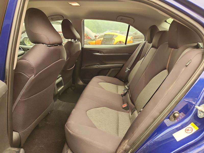 61311476 :رقم المزاد ، 4T1B11HK2JU528520 vin ، 2018 Toyota Camry مزاد بيع