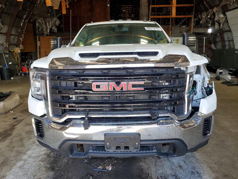 60643476 :رقم المزاد ، 1GT39LEY0NF328459 vin ، 2022 Gmc Sierra مزاد بيع