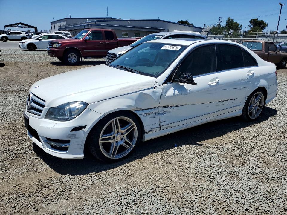 2013 Mercedes-benz C მანქანა იყიდება აუქციონზე, vin: WDDGF4HB4DA851587, აუქციონის ნომერი: 59916876