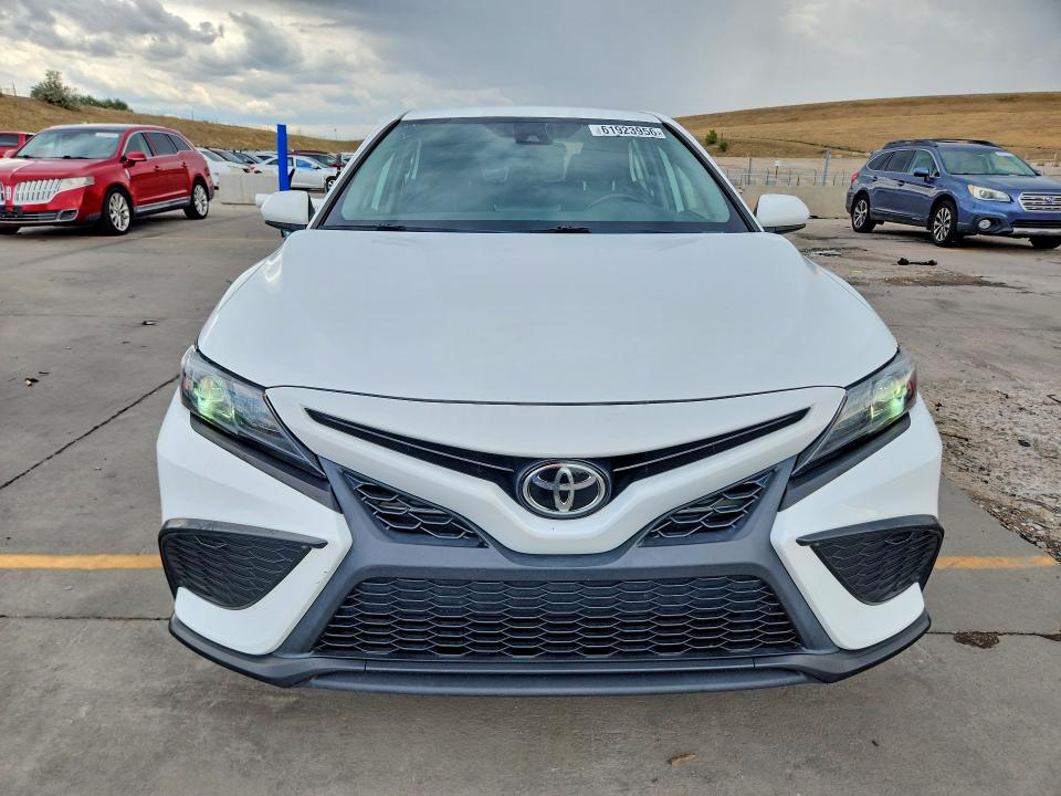 Продаж на аукціоні авто 2021 Toyota Camry, vin: 4T1G11AK0MU555865, номер лоту: 61923956
