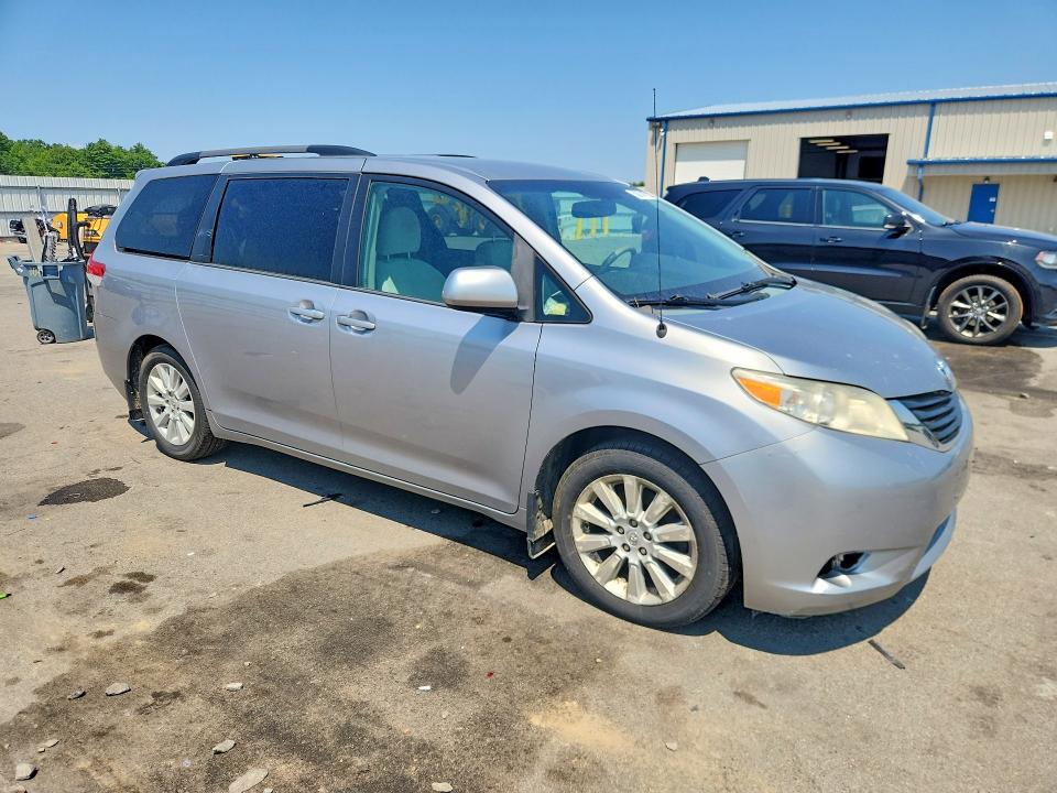 56974776 :رقم المزاد ، 5TDJK3DC2DS051748 vin ، 2013 Toyota Sienna مزاد بيع