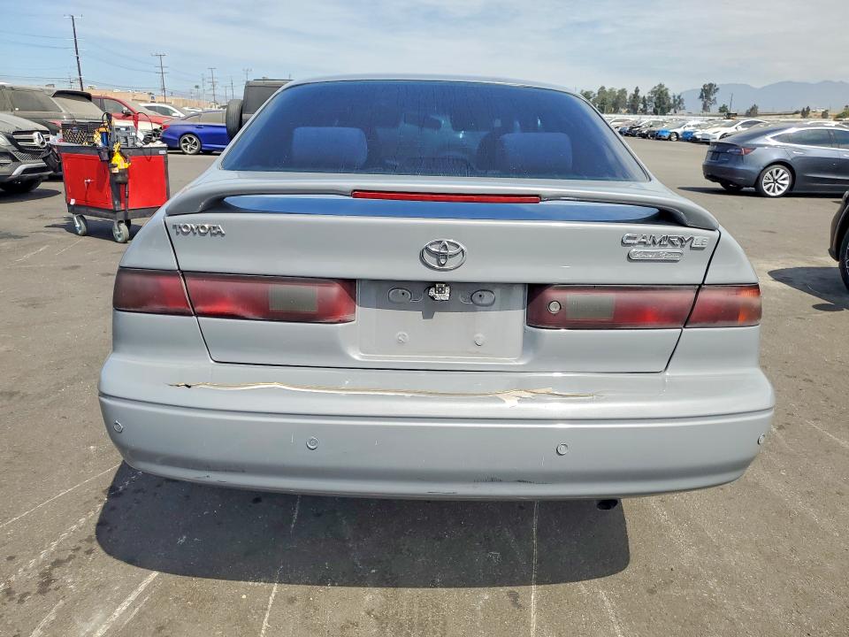 61663006 :رقم المزاد ، 4T1BG22K8XU519925 vin ، 1999 Toyota Camry مزاد بيع