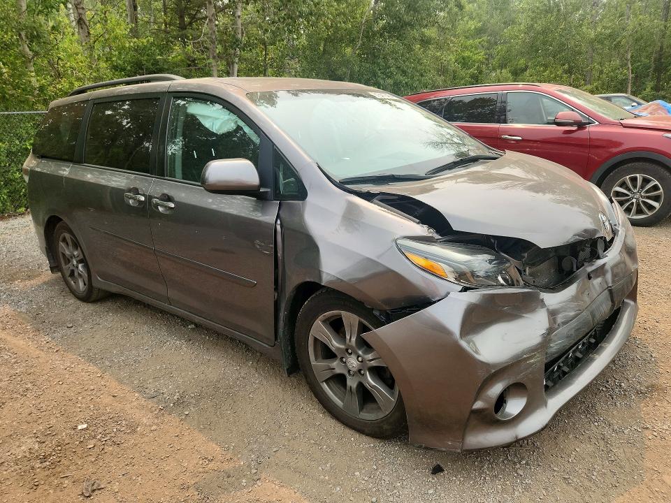 61541746 :رقم المزاد ، 5TDXZ3DC9HS890243 vin ، 2017 Toyota Sienna مزاد بيع