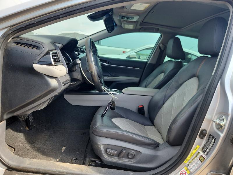 62099776 :رقم المزاد ، 4T1B21HK2JU500956 vin ، 2018 Toyota Camry Hybrid مزاد بيع