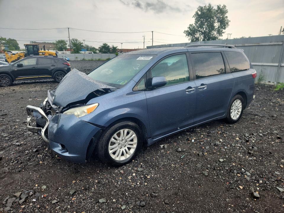 2015 Toyota Sienna მანქანა იყიდება აუქციონზე, vin: 5TDYK3DC0FS549948, აუქციონის ნომერი: 61745956