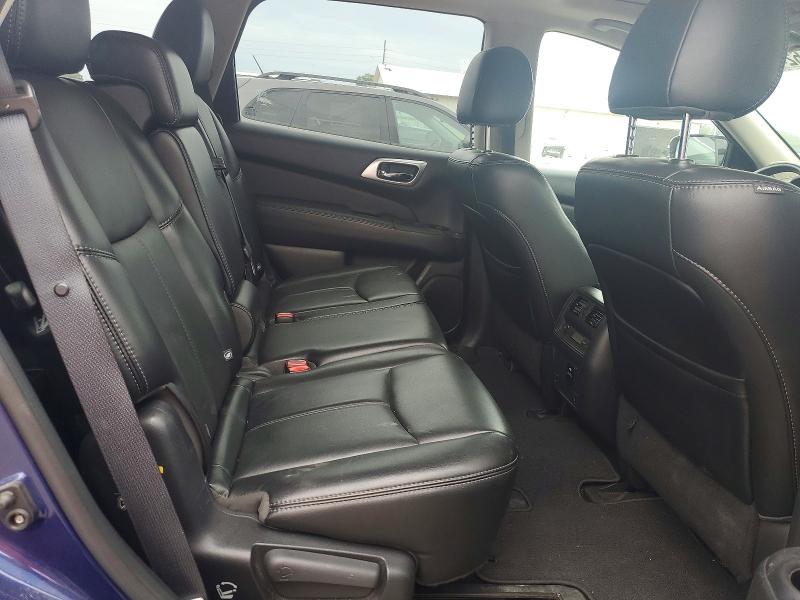 62442256 :رقم المزاد ، 5N1DR2MM4HC611915 vin ، 2017 Nissan Pathfinder مزاد بيع