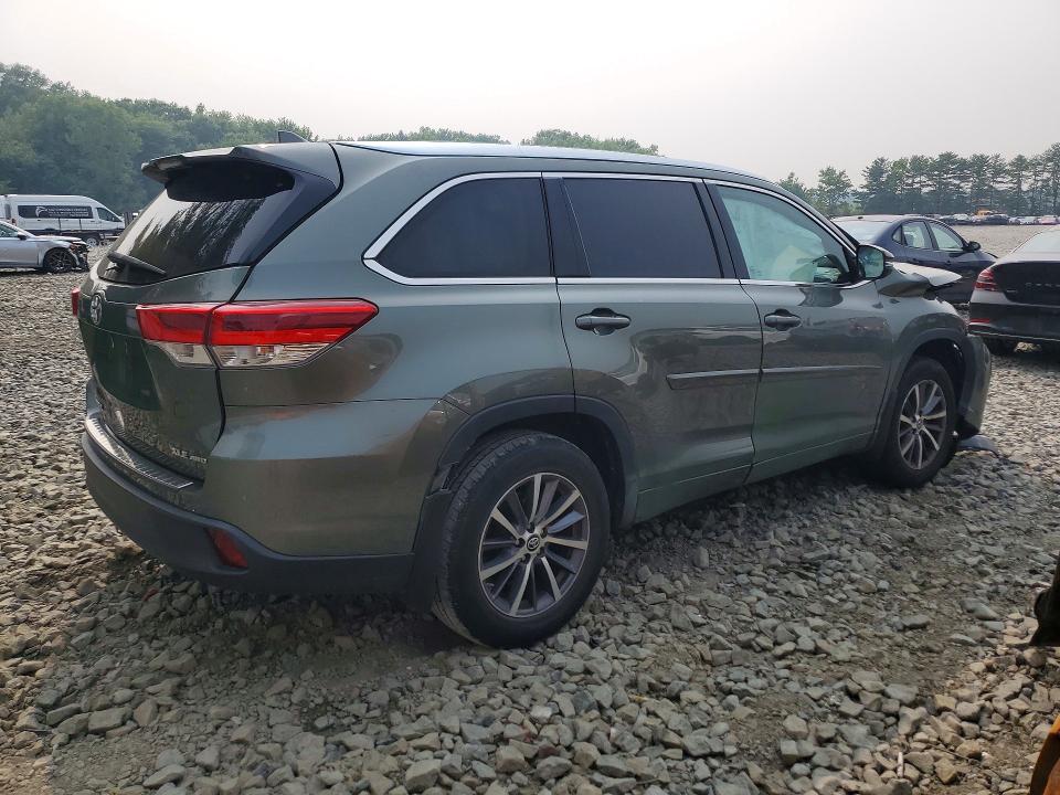 61290616 :رقم المزاد ، 5TDJZRFH1JS910511 vin ، 2018 Toyota Highlander مزاد بيع