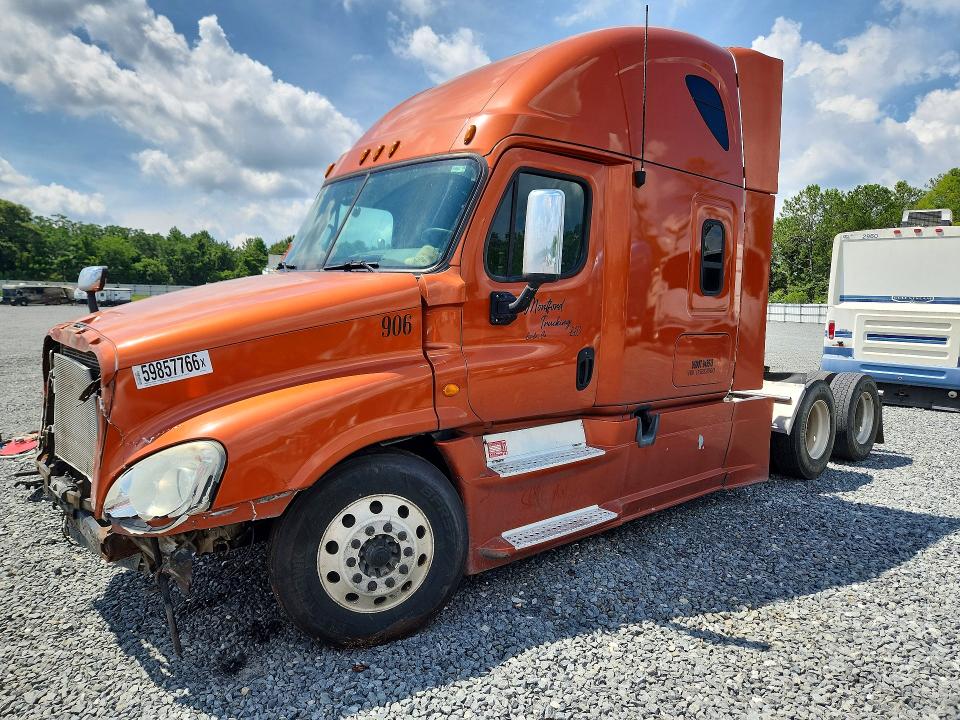 2013 Freightliner Cascadia მანქანა იყიდება აუქციონზე, vin: 1FUJGLDR4DSBS2800, აუქციონის ნომერი: 59857766