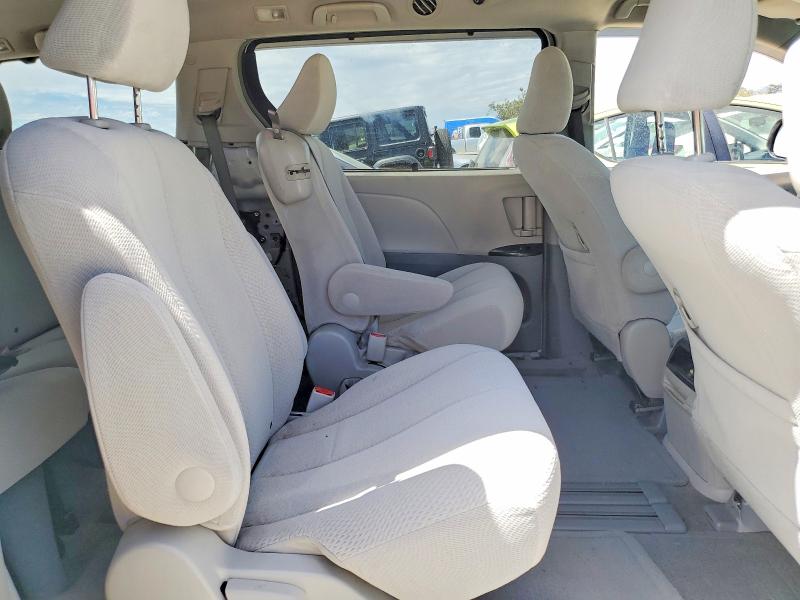 62074296 :رقم المزاد ، 5TDKK3DC6CS272935 vin ، 2012 Toyota Sienna مزاد بيع