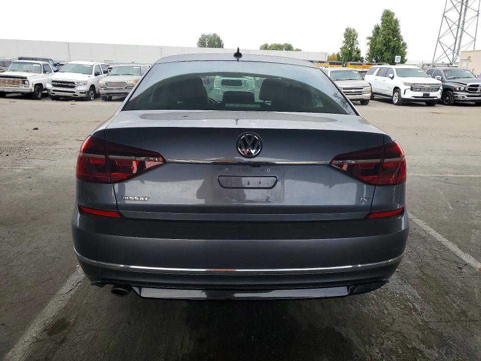 61085376 :رقم المزاد ، 1VWDT7A38HC036102 vin ، 2017 Volkswagen Passat مزاد بيع