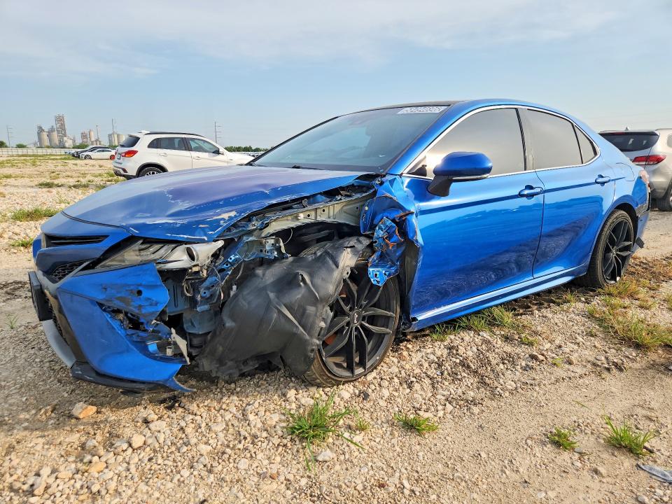 58494696 :رقم المزاد ، 4T1B61HK7JU058549 vin ، 2018 Toyota Camry مزاد بيع