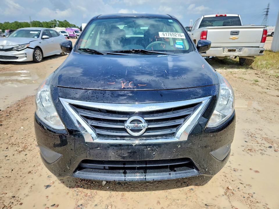 61769216 :رقم المزاد ، 3N1CN7AP5JL835392 vin ، 2018 Nissan Versa مزاد بيع