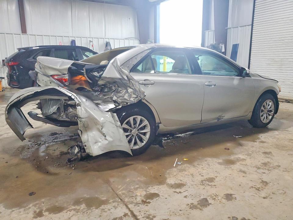 62253076 :رقم المزاد ، 4T4BF1FK7FR468462 vin ، 2015 Toyota Camry مزاد بيع