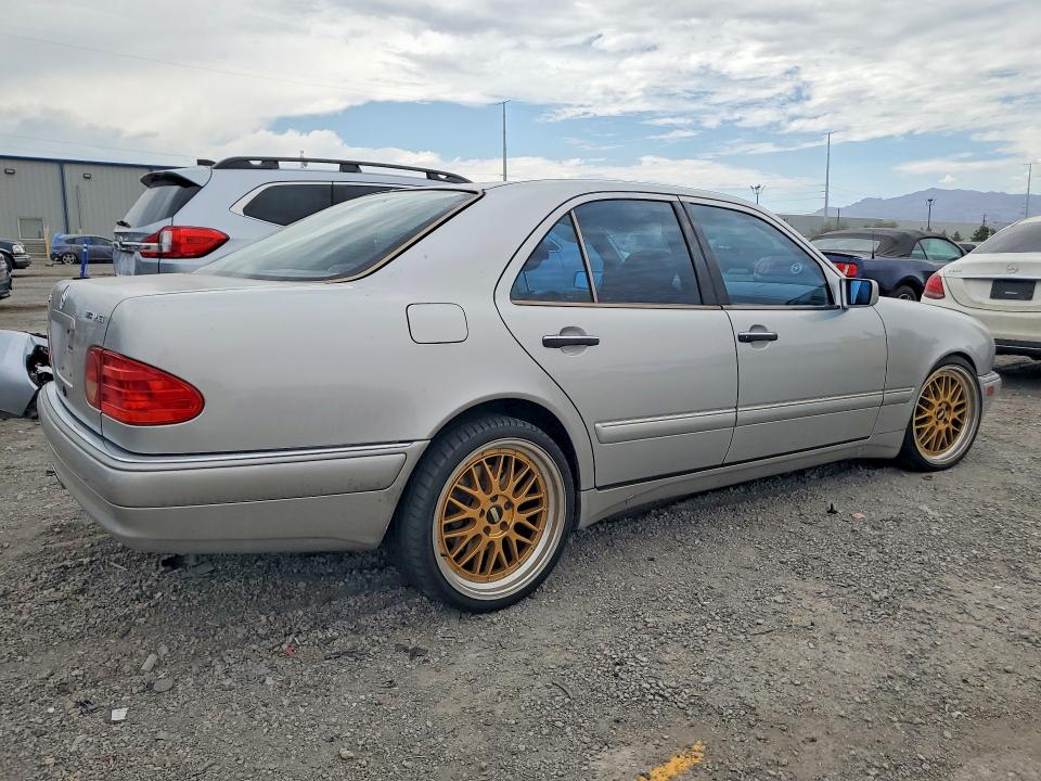 61617756 :رقم المزاد ، WDBJF74H4XA781748 vin ، 1999 Mercedes-benz E مزاد بيع