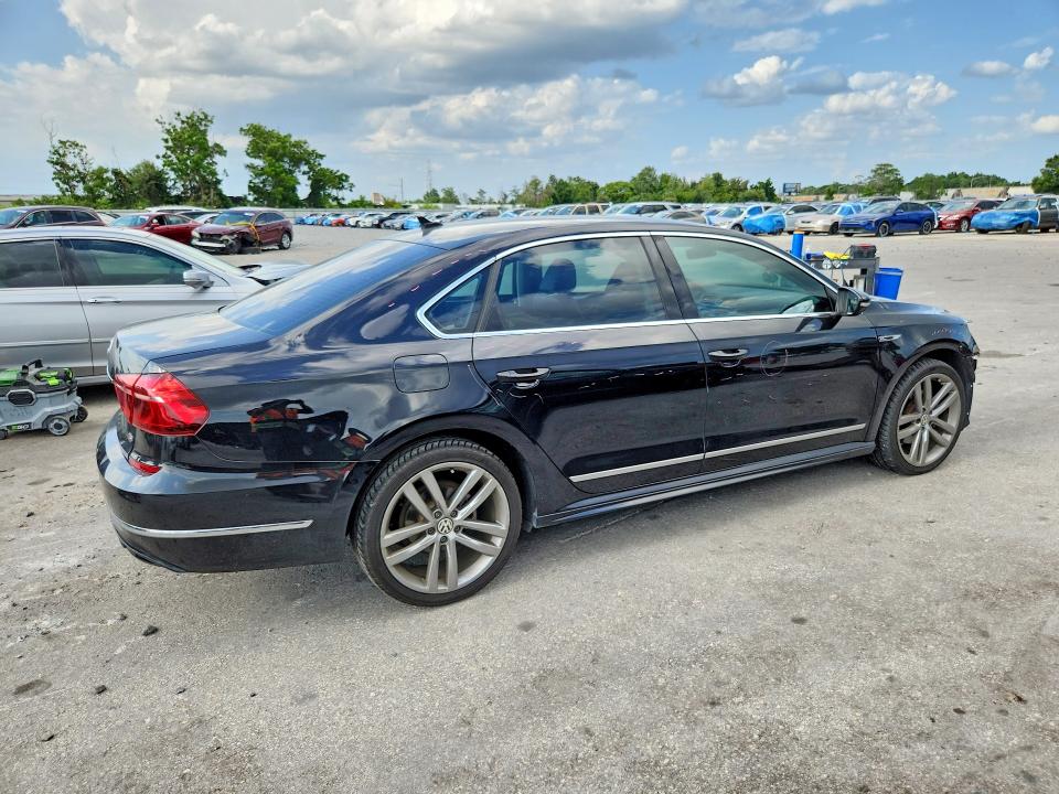 61911256 :رقم المزاد ، 1VWDT7A36HC067493 vin ، 2017 Volkswagen Passat مزاد بيع