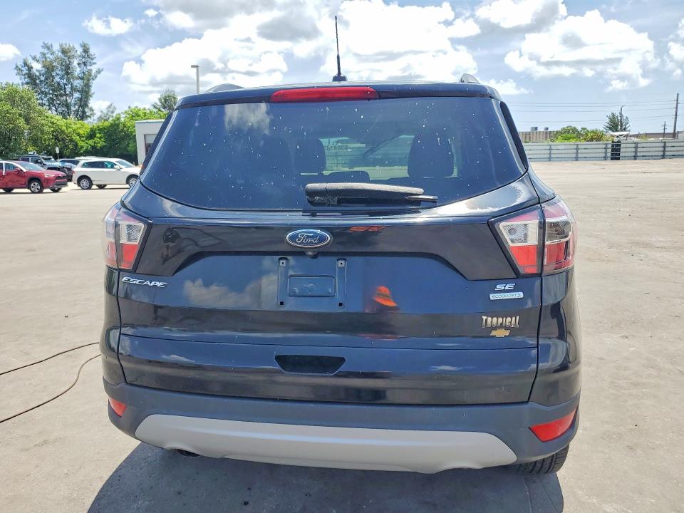 63041636 :رقم المزاد ، 1FMCU0GD4JUC61311 vin ، 2018 Ford Escape مزاد بيع