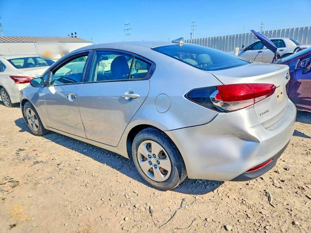 62400906 :رقم المزاد ، 3KPFL4A77JE263275 vin ، 2018 Kia Forte مزاد بيع