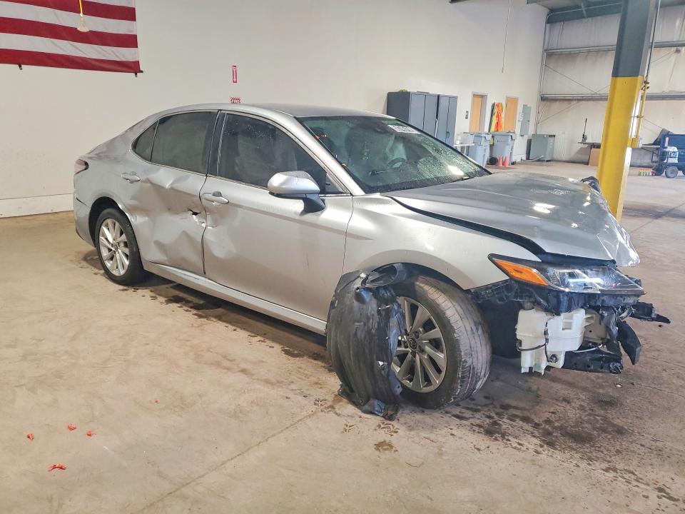 58745196 :رقم المزاد ، 4T1C11AK5MU563135 vin ، 2021 Toyota Camry مزاد بيع
