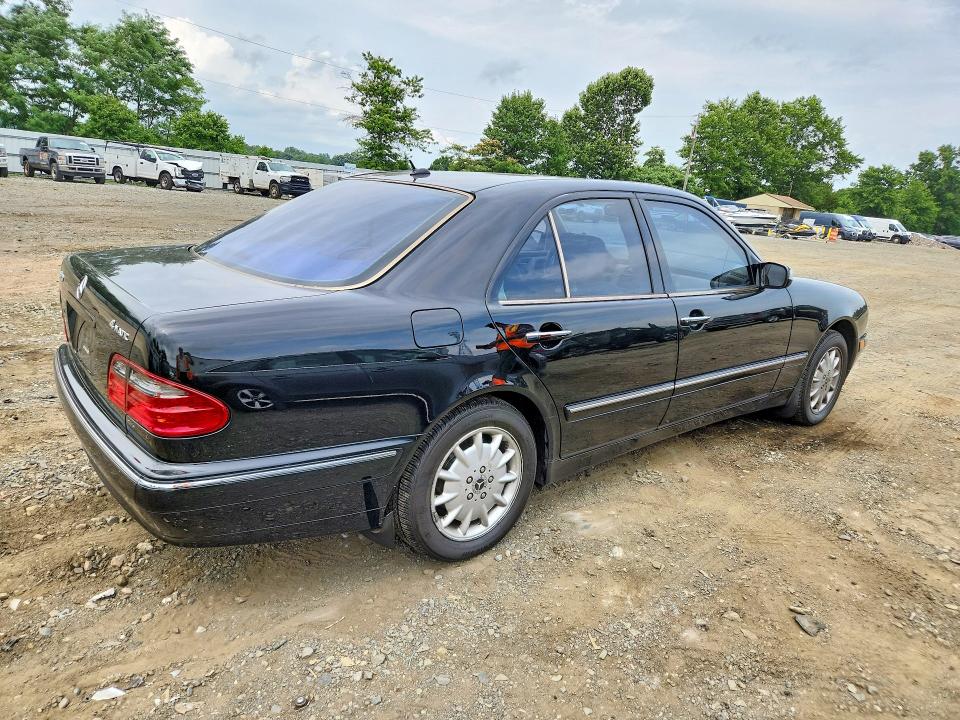61800516 :رقم المزاد ، WDBJF82J41X052469 vin ، 2001 Mercedes-benz E مزاد بيع