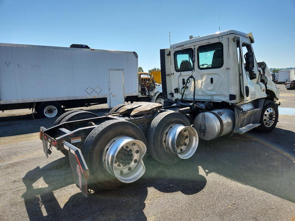 60500306 :رقم المزاد ، 3AKJGEDR7JSJV9374 vin ، 2018 Freightliner Cascadia 125 مزاد بيع